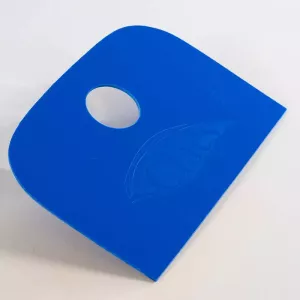 Grattoir 151x100mm PVC bleu Claes Distribution avec trou